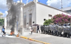 País