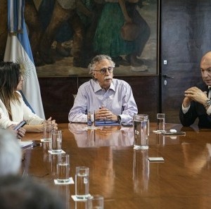 País