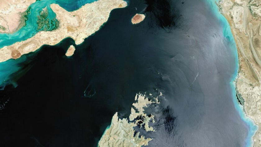 Estrecho de Ormuz: Irán atacó y secuestró tres barcos cargueros 