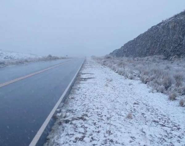 El frío extremo trajo nieve y tiñó de blanco varias zonas del país