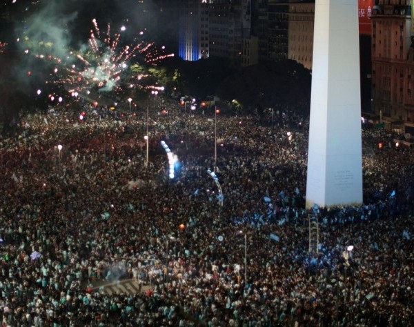Banderazo en el Obelisco: una multitud celebra el pase de Argentina a la final del Mundial
