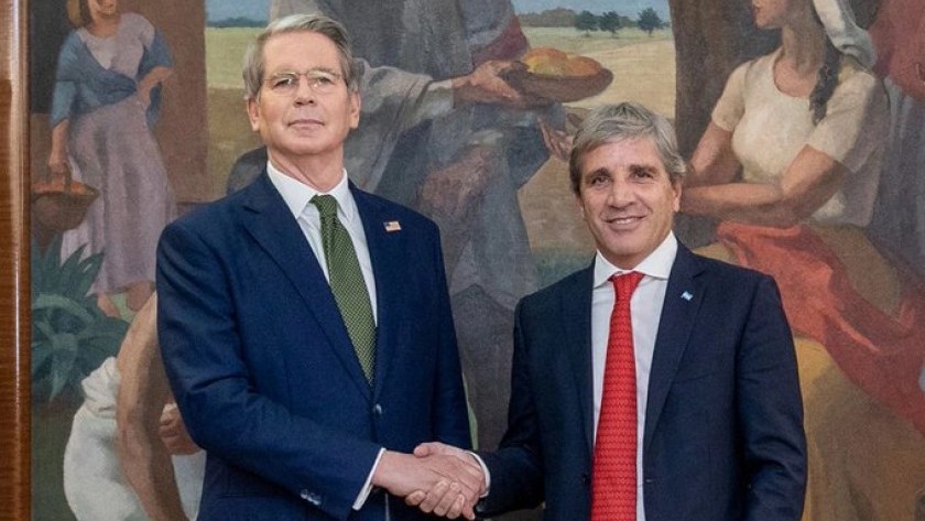 Caputo se reunió con con Bessent, que elogió el plan económico oficialista