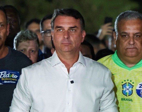 Flávio Bolsonaro vuela hacia Estados Unidos para pedirle asilo político a Trump